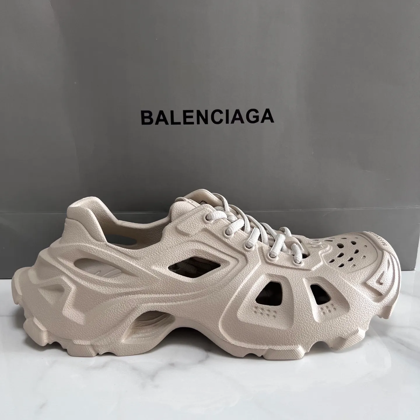 👟👟Ex-factory price 380👟👟 Balenciaga must-have beach shoes for summer: Men's and women's shoes are made of ultra-light 95% (injection molding) EVA plastic, 5% foam plastic foam cushioning material #Ultra-lightweight one-piece foam shoe mold ❗ New summer product, French high-end luxury brand - Balenciaga BALENCIAGA 3XL Rubber Low Top Sneakers 3XL version series summer beach wading versatile trendy lace-up casual sports hole sandals. Size: 35-46